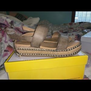 Very cute & comfy platform sandals